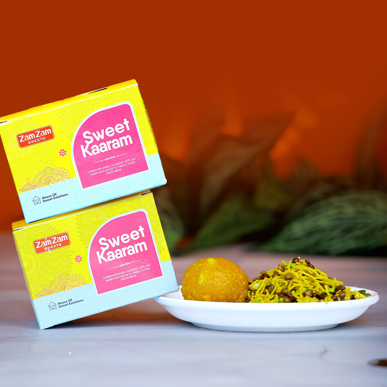 PARTY GIFT BOX (MOTHI LADDU 40G, BOMBAYMIXTURE 40G)